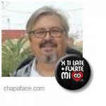 foto con chapa campaña Alba Ojeda.