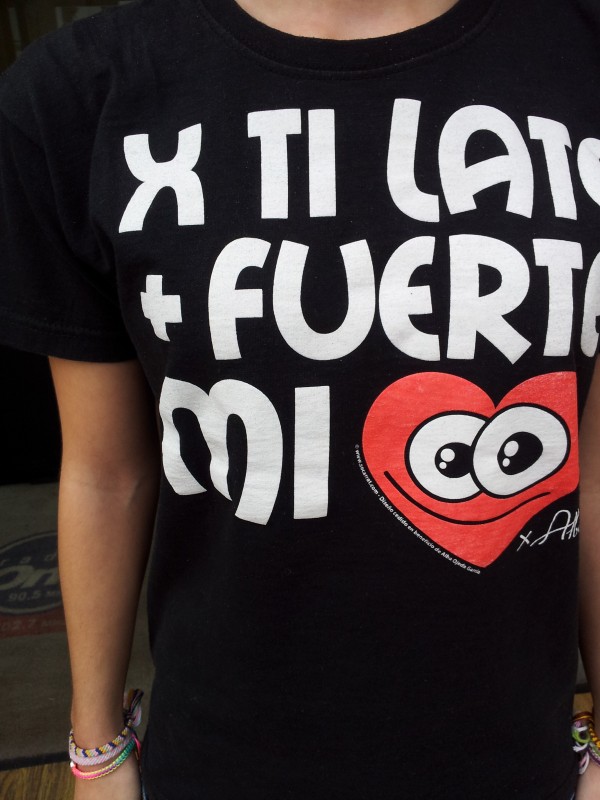 camiseta con el lema de la campaña solidaria por Alba Ojeda